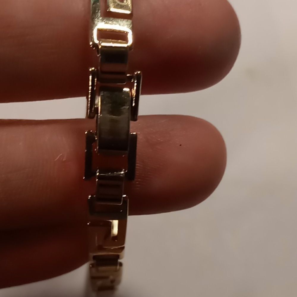 Clasped bracelet - Picture 2 of 3